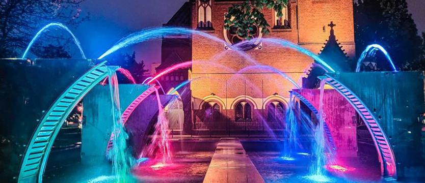 Fontanna na pl. Zwycięstwa (pięknieje) po zmroku