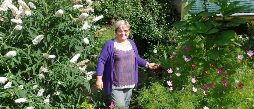 Ogrodowa scena z bugenwillami