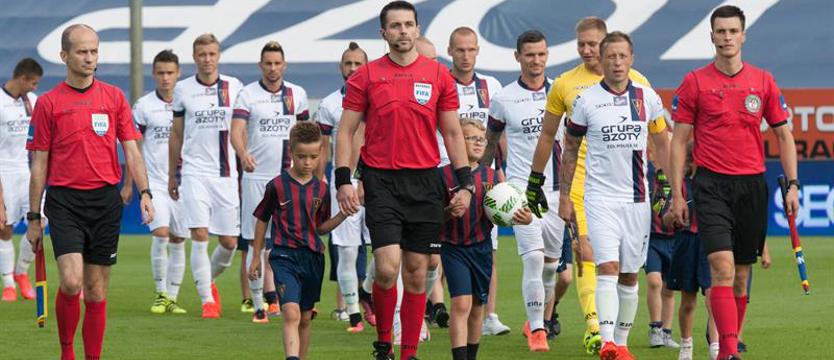 Piłka nożna. Pogoń zbiera kasę i pomaga