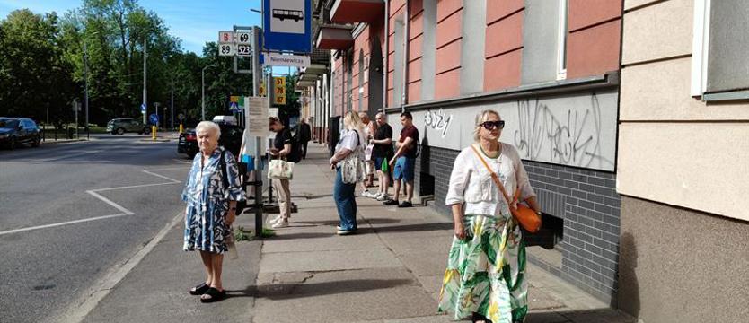 Bez zrozumienia. „Nieludzkie warunki na przystanku”