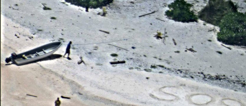 Uratowani z bezludnej wyspy dzięki "SOS" na piasku