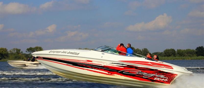 Morskie bolidy w marinie