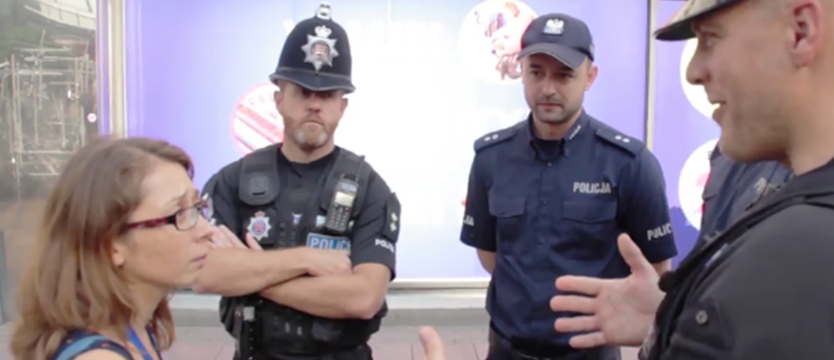 Polscy policjanci patrolują ulice Harlow