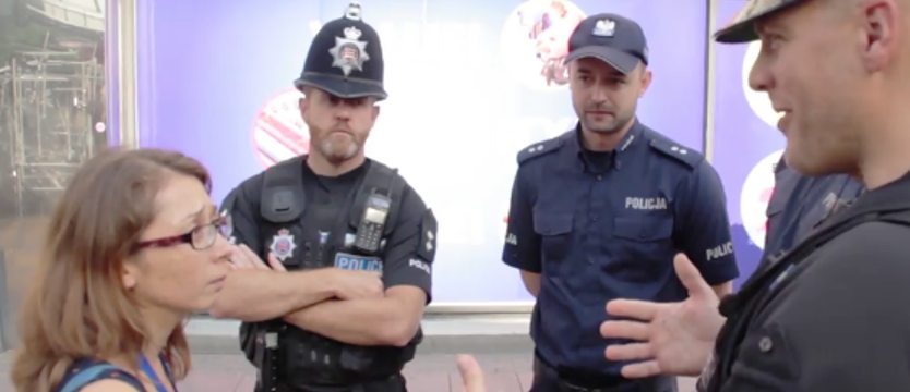 Polscy policjanci patrolują ulice Harlow