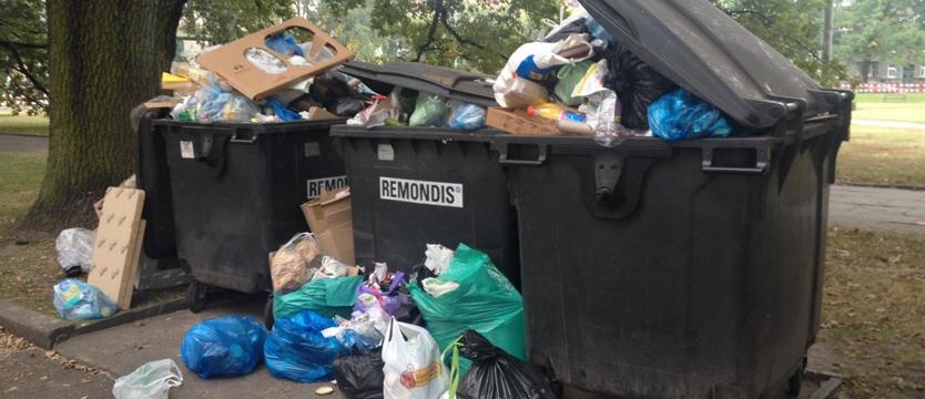 Śmietnisko rośnie trzeci dzień