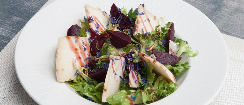 Policzki, kaszotto i czarny makaron