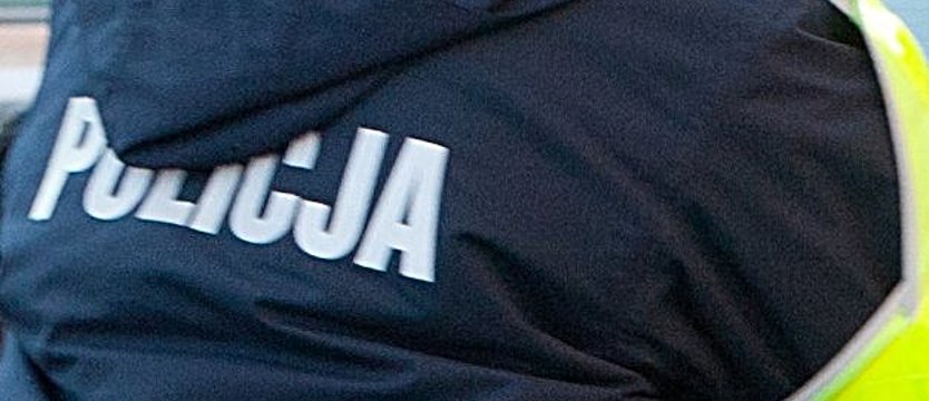 Zabrakło mu alkoholu, więc skoczył autem na stację