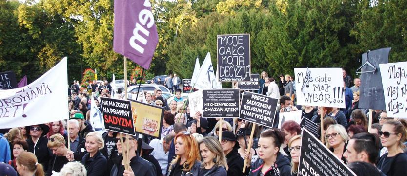 Czarny protest pod specjalnym nadzorem
