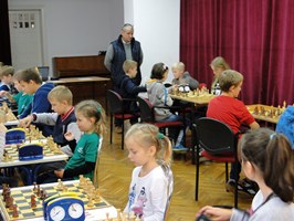 Młodzi przy szachownicach