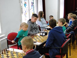 Młodzi przy szachownicach