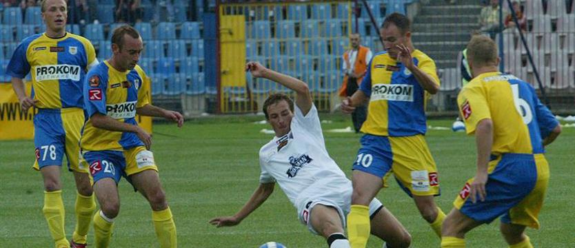 Piłka nożna. Trybuna na skarpie