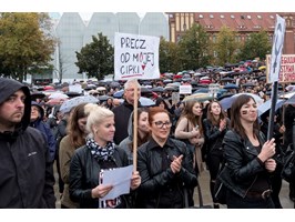 Parasolki: czarny protest w Szczecinie