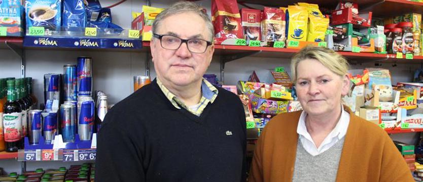 Energetyki dla pełnoletnich. Młodzi ludzie kręcą się w pobliżu sklepów i proszą osoby dorosłe...