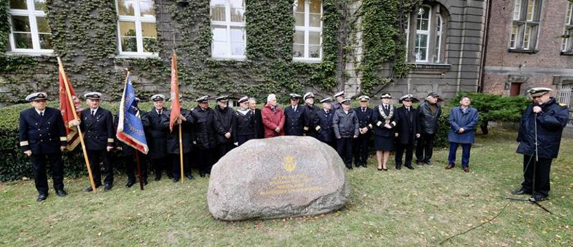 Przy pamiątkowym głazie