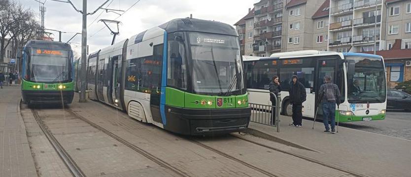 Funkcjonariusz poprowadzi autobus