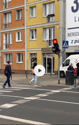 Zobacz film z przejścia dla pieszych na pl. Żołnierza Polskiego