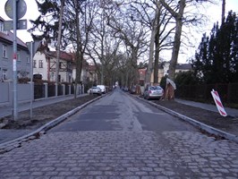 Ulica Krasickiego z nowymi chodnikami. Węższa jezdnia i oddech dla drzew