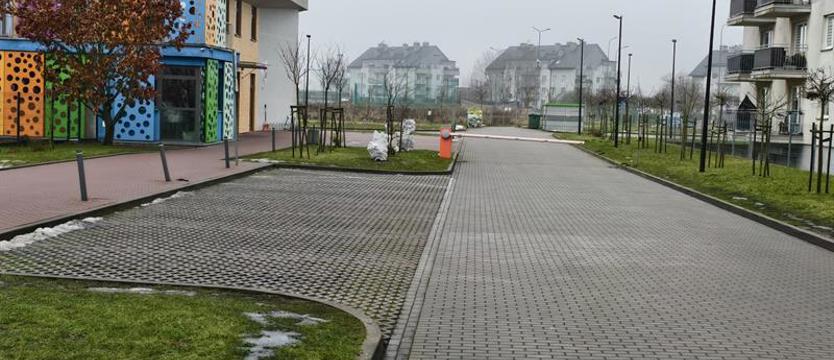 Spór o dojazd do szkoły. Parking za szlabanem pusty, rodzice parkują na zakazie