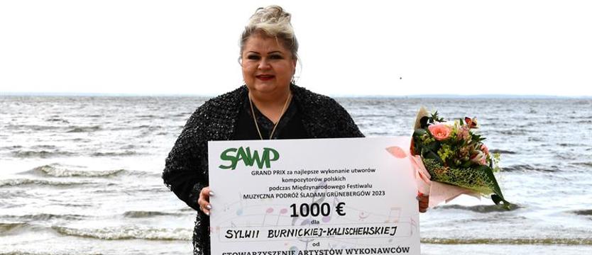 Wygrała nagrodę, przekaże ją poszkodowanym w wybuchu w Akademii Sztuki