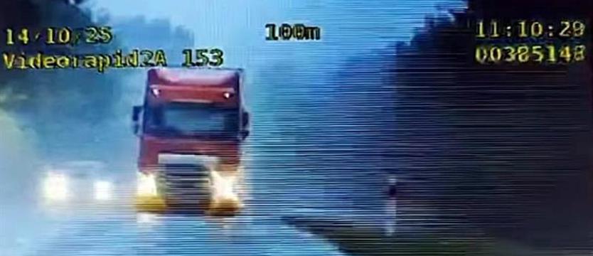 Jechał na czołówkę z radiowozem. O włos od tragedii na drodze wojewódzkiej nr 142