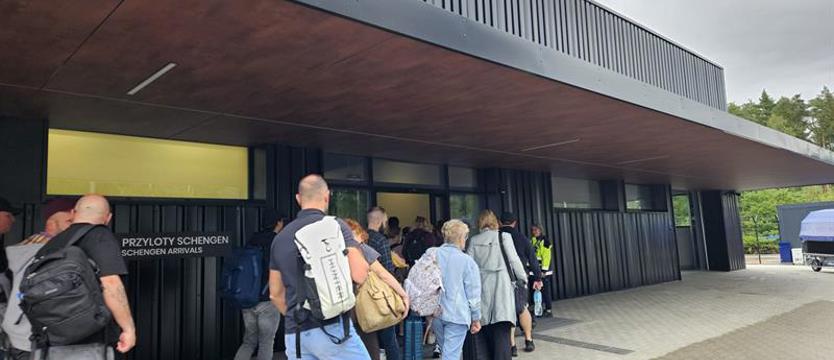 Ruszyły kolejne rozbiórki. Tymczasowy terminal już działa