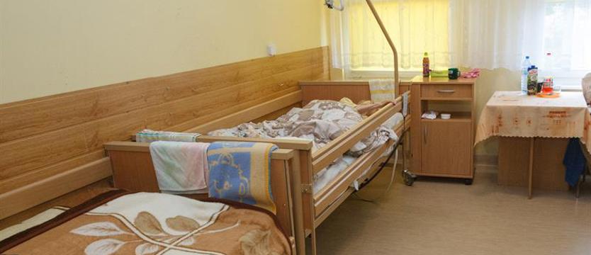 Opieka z izolacją? Senior nie chce się rozstawawać z żoną