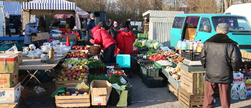 Tymczasowe stoiska. Kupcy czekają na przebudowę targowiska