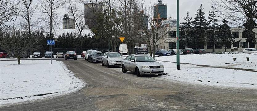 Z każdym dniem gorzej. Auta stoją w każdym wolnym miejscu