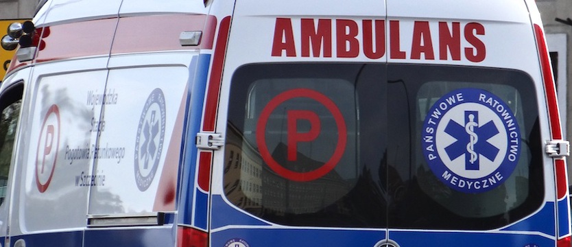 Groźny wypadek przed Szadzkiem. Samochód dachował i wpadł do rzeki