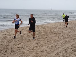 75 osób biegło po plaży w Pobierowie o wschodzie słońca