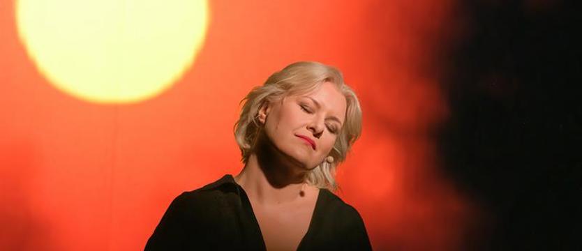 Wieczna hipiska, rockowa poetka