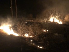 Ogień w pobliżu domów