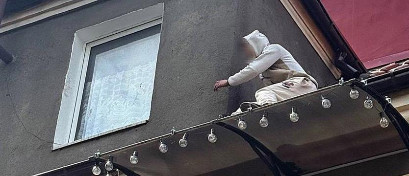 Myślał, że ukryje się przed policją. Funkcjonariusze znaleźli go na dachu