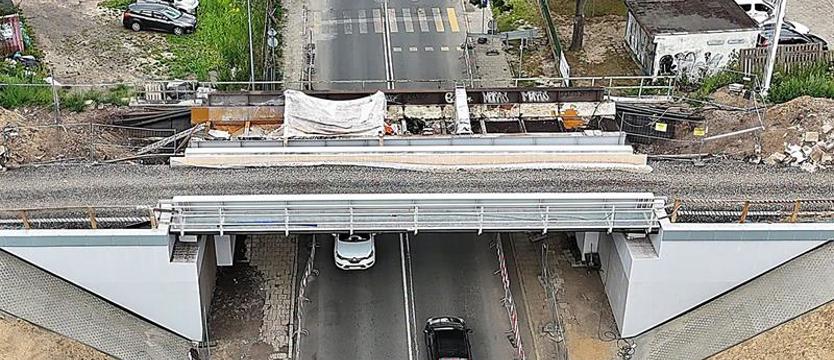 Nowe przęsło już zamontowane. Teraz przygotowują tor