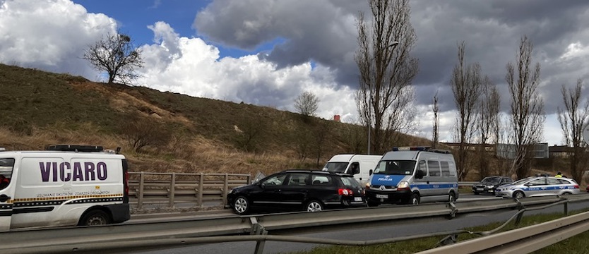 Na Krygiera auto na barierce. Utrudnienia w ruchu