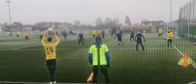 Piłka nożna. Sparingi liderów