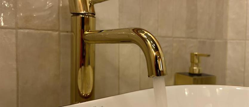 Skażona woda w części świnoujskich kranów. Nie odkręcaj, aż zakazu nie odwołają