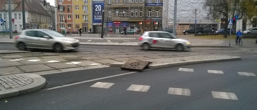 Pokrywa zagraża rowerzystom