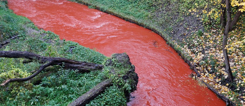 Rzeka czerwona od zanieczyszczeń