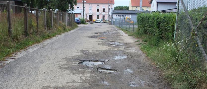 To nie tor motocrossowy, tylko krótka droga na pocztę 