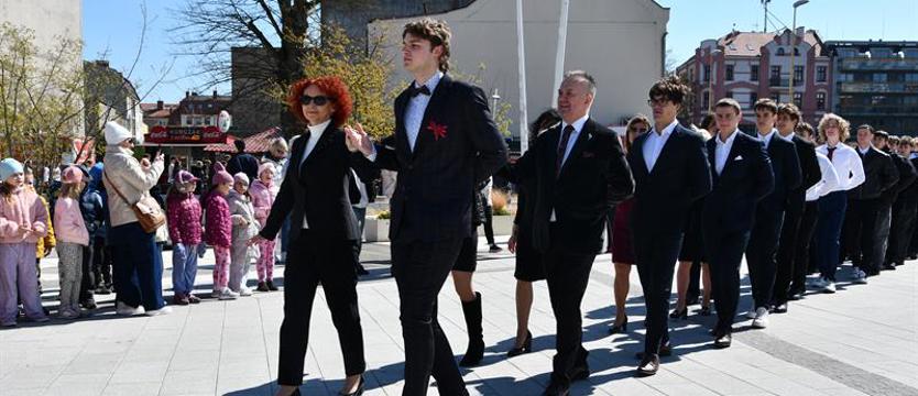 Roztańczony korowód w Świnoujściu. Polonez wyszedł poza szkolne mury