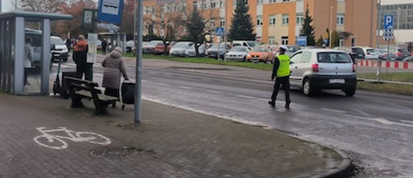 Policja kieruje ruchem przy cmentarzu przy ul. Tanowskiej w Policach