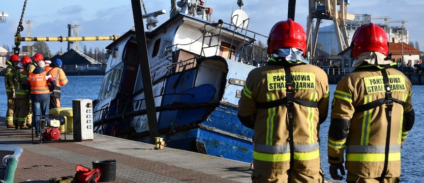 Wyciągają zatopiony kuter z portu jachtowego w Świnoujściu