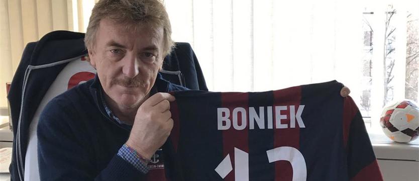 Piłka nożna. Boniek otrzymał koszulkę