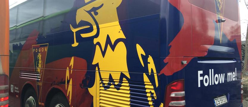 Piłka nożna. Autokar w barwach Pogoni