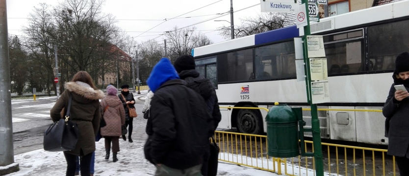 Pasażerowie się denerwują, bo motorniczy nie czekają