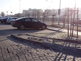 TIR-y demolują parkingi na ul. Struga