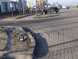 TIR-y demolują parkingi na ul. Struga