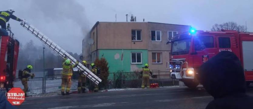 Pożar w budynku wielorodzinnym w Karkowie, w gm. Chociwel. Trwa pomoc dla poszkodowanych