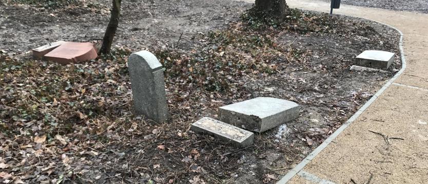 Powalone płyty nagrobne 